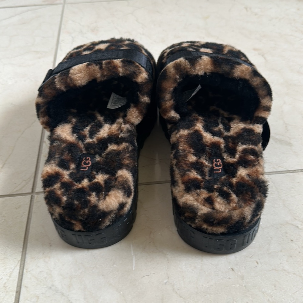 Ugg Slides - Picture 13 of 14